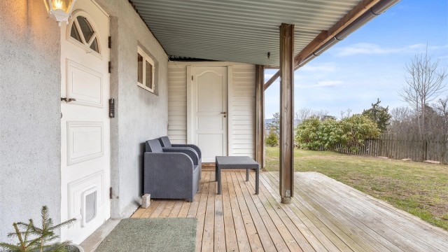 Egen inngang til utleieleiligheten med en overbygget platting på ca. 20 m².