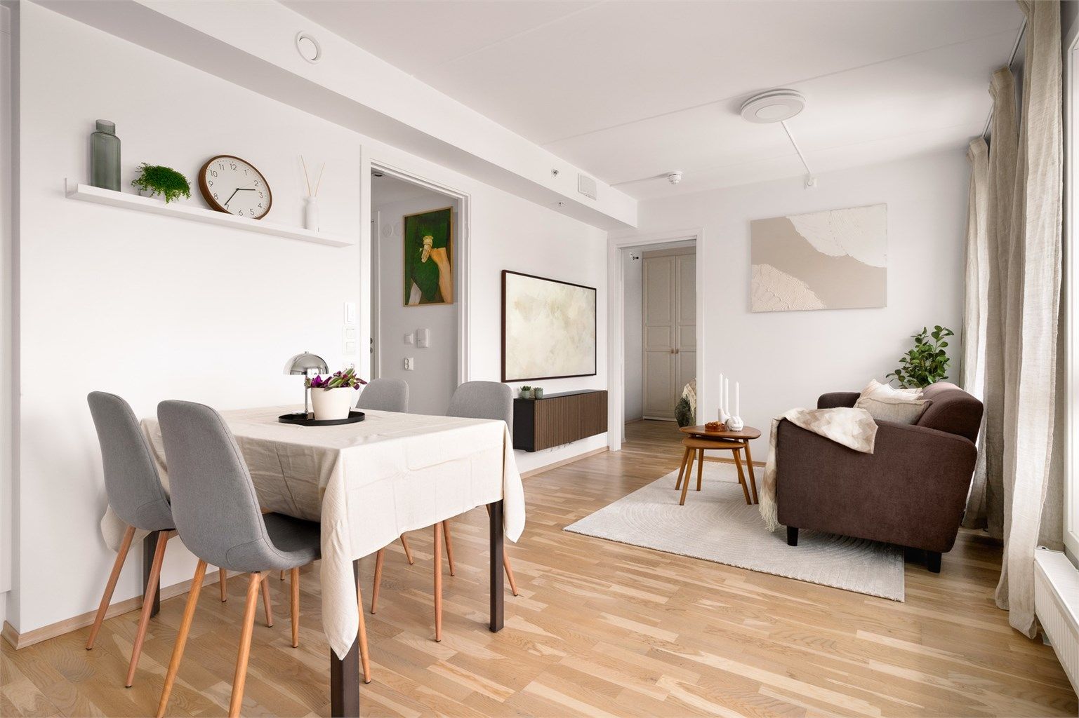 Stuen er av god størrelse med plass til å møblere i soner. 