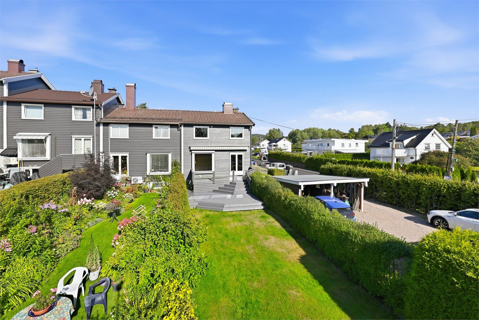 Eiendommen har egen carport med tilhørende elbillader.