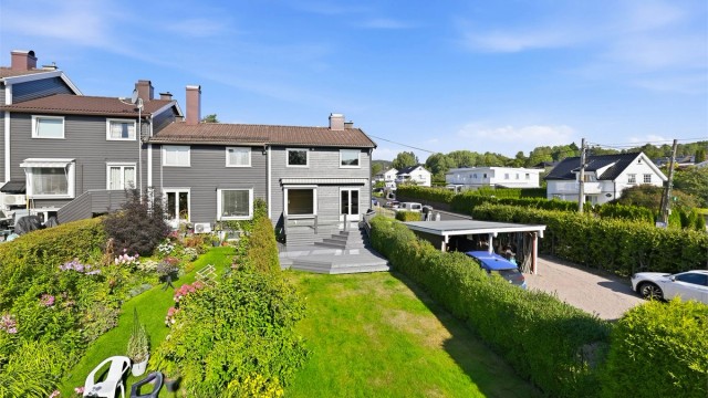 Eiendommen har egen carport med tilhørende elbillader.