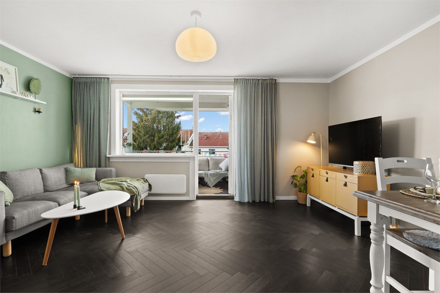 Leiligheten er lekkert oppusset med glatte flater malt i moderne farger