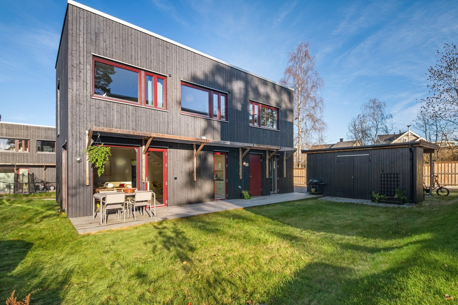 Lekker og moderne enebolig sentralt på Nesodden fra 2022 med god takhøyde, moderne tilvalg og carport med el-billader