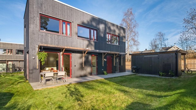 Lekker og moderne enebolig sentralt på Nesodden fra 2022 med god takhøyde, moderne tilvalg og carport med el-billader