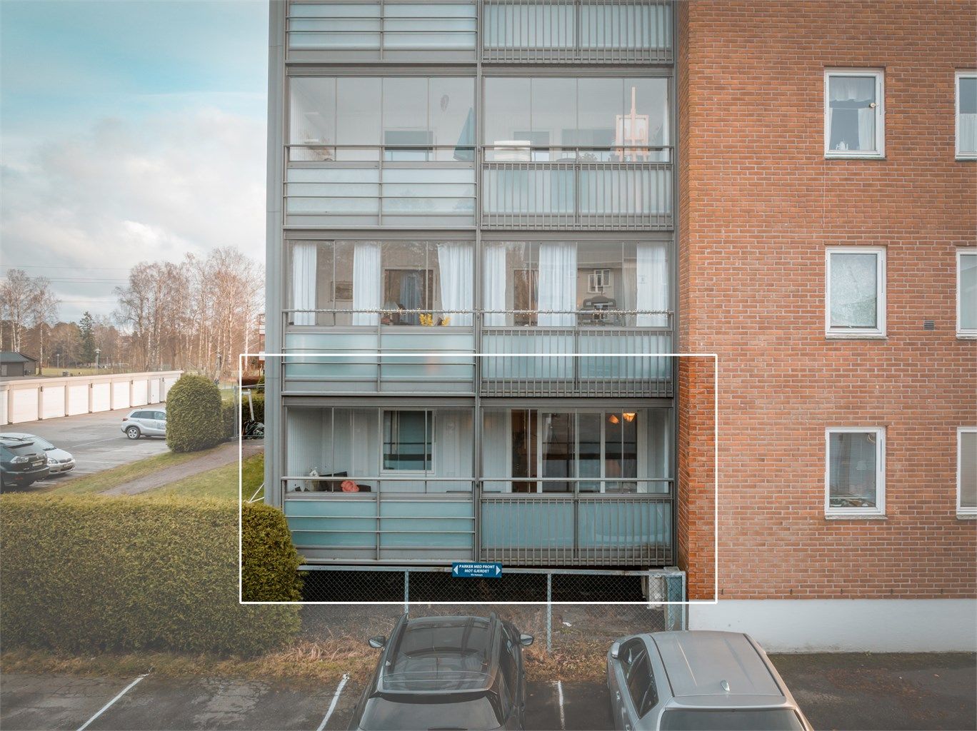 Leiligheten ligger i høy førsteetasje.