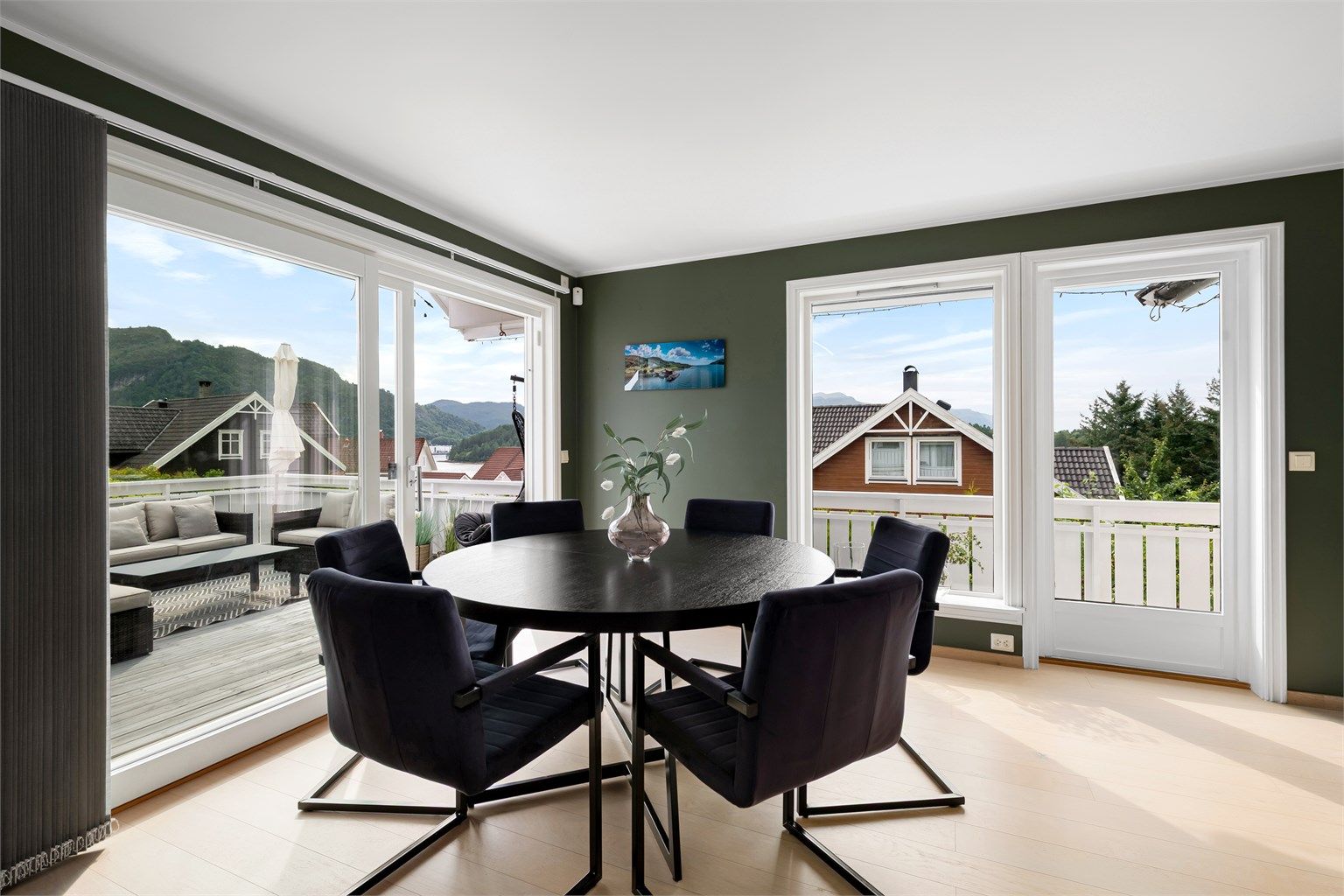 Spisestuen har god plass til langbord for sosiale sammenkomster.