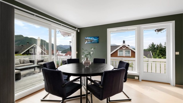 Spisestuen har god plass til langbord for sosiale sammenkomster.
