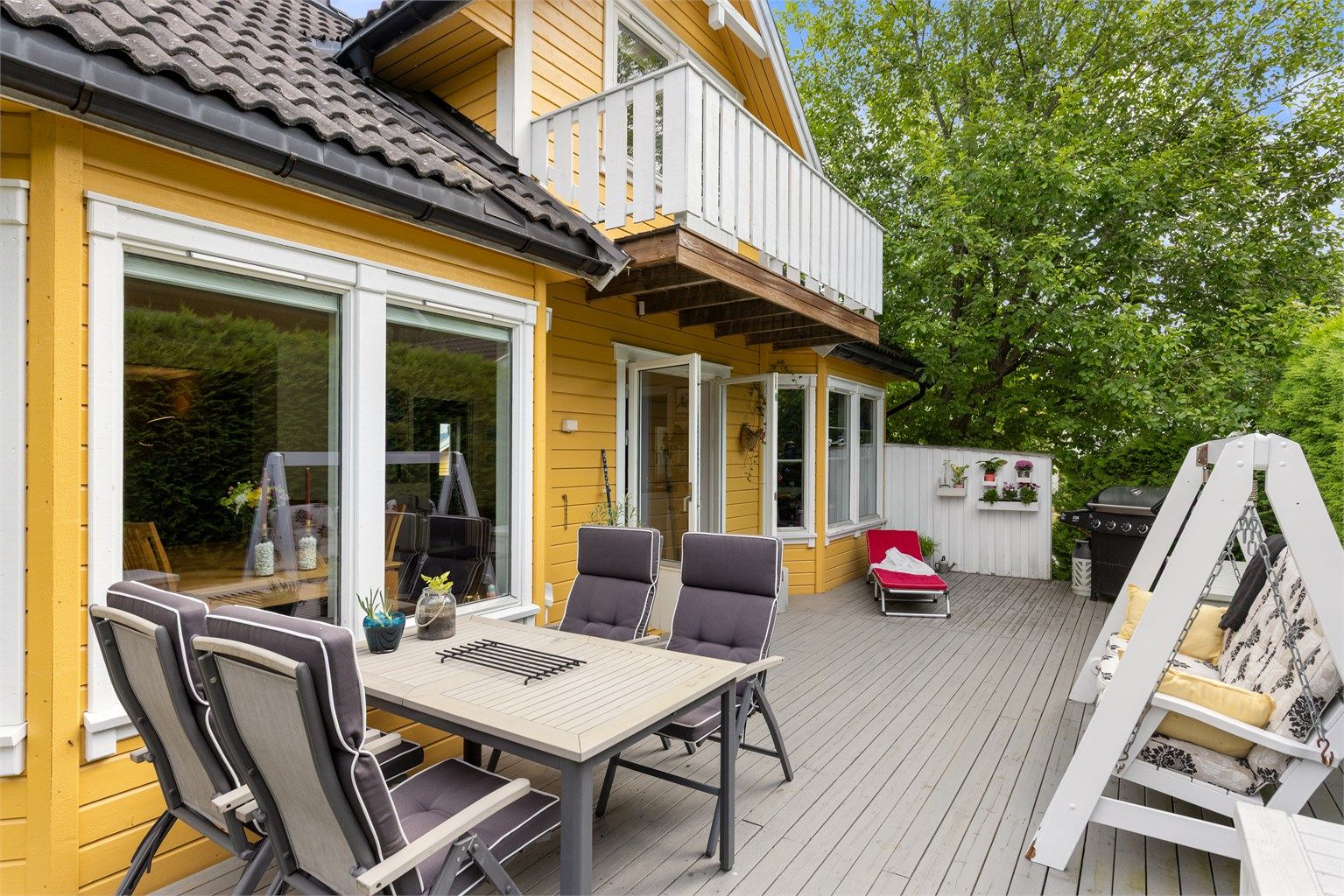 Terrassen er romslig og det er plass til flere hyggelige soner. Terrassen fungerer som en forlengelse av oppholdsrommet gjennom store deler av året.