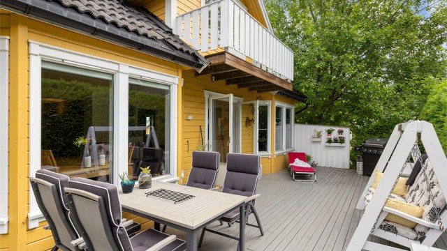Terrassen er romslig og det er plass til flere hyggelige soner. Terrassen fungerer som en forlengelse av oppholdsrommet gjennom store deler av året.