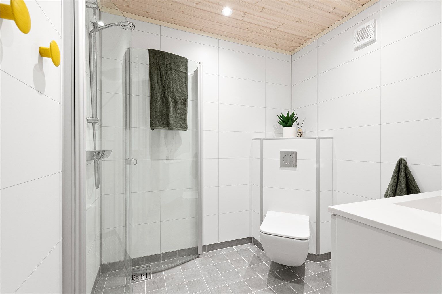 Badet i underetasjen har innrending, wc, og dusjhjørne med foldbare vegger -  ikke byggemeldt og godkjent 