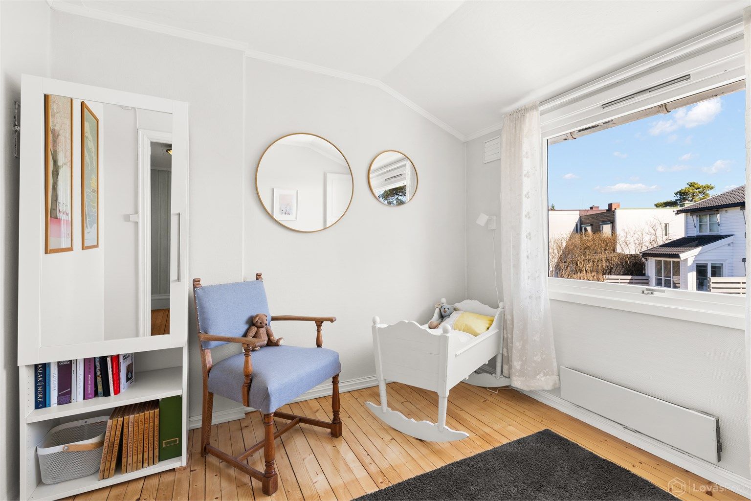 Rommet er lyst og har plass til både seng og lekeareal.