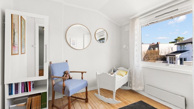 Rommet er lyst og har plass til både seng og lekeareal.