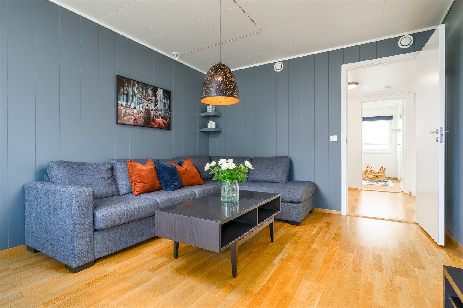 Leiligheten har åpen stue- og kjøkkenløsning med naturlige plasser for sittegrupper som spisebord og sofakrok?