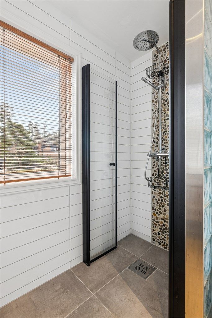 Dusjhjørne med innfellbare dører for optimal plassutnyttelse.