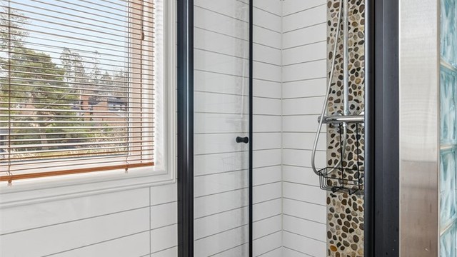 Dusjhjørne med innfellbare dører for optimal plassutnyttelse.