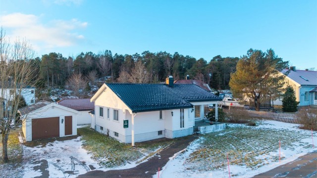 På eiendommen står en enkel garasje fra 1982, med plass til bil, sykler eller annet utstyr. Innkjørselen gir i tillegg godt med parkering.
