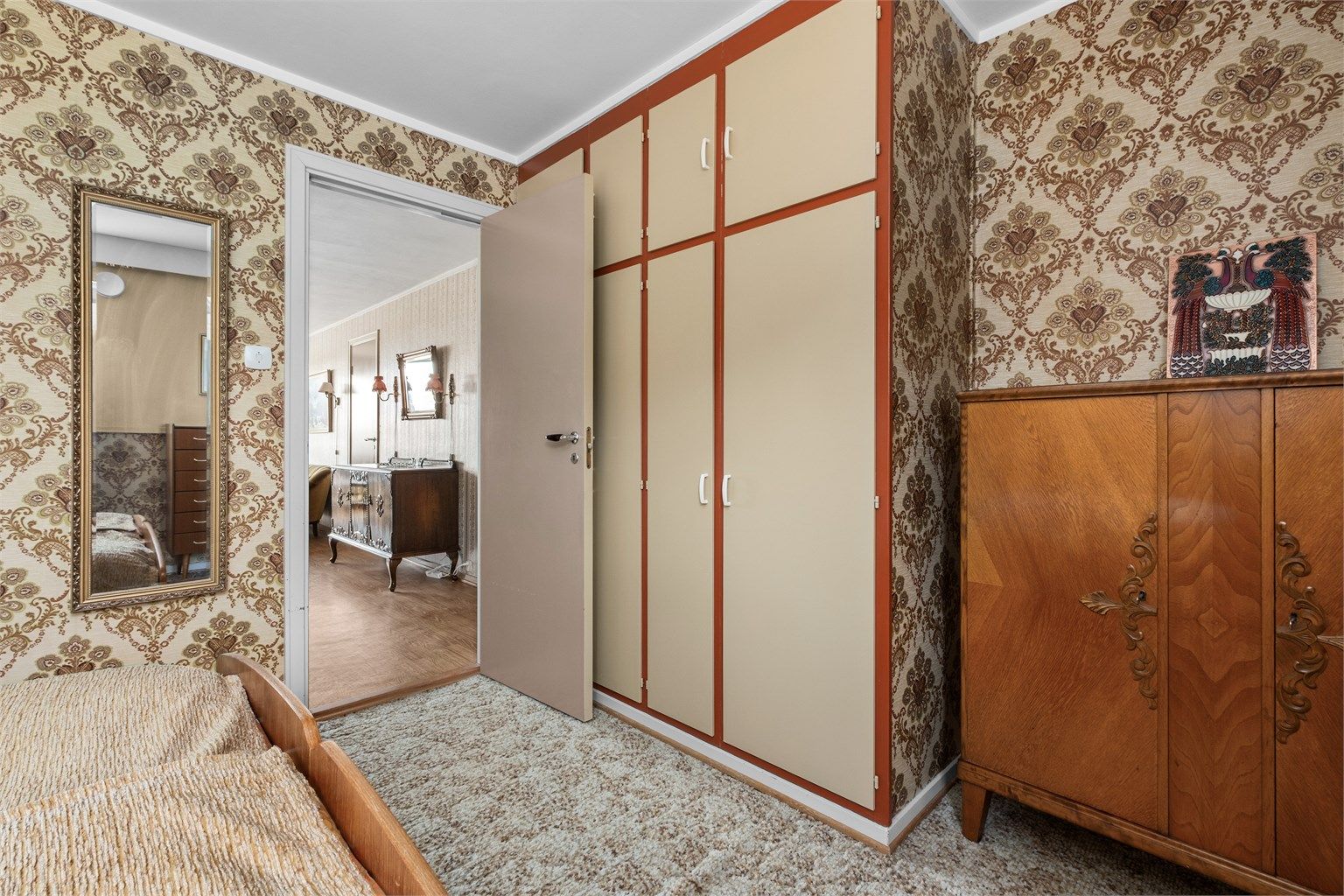 På soverommet er det etablert innebygd garderobe som gir gode oppbevaringsmuligheter.