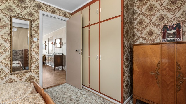 På soverommet er det etablert innebygd garderobe som gir gode oppbevaringsmuligheter.