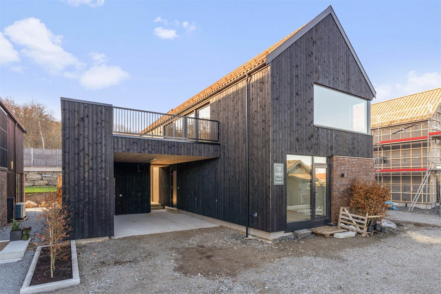 Velkommen til Gauselkneiken 38B, en nyoppført og meget lekker enebolig, med hybel muliget, solrik tomt, flott utsikt mot Gandsfjorden, presentert av Krogsveen Avd. Sandnes v/ Tom Christer Hovde inviterer til visning. 
Foto:  Nordbø Foto ved Martin Nordbø.