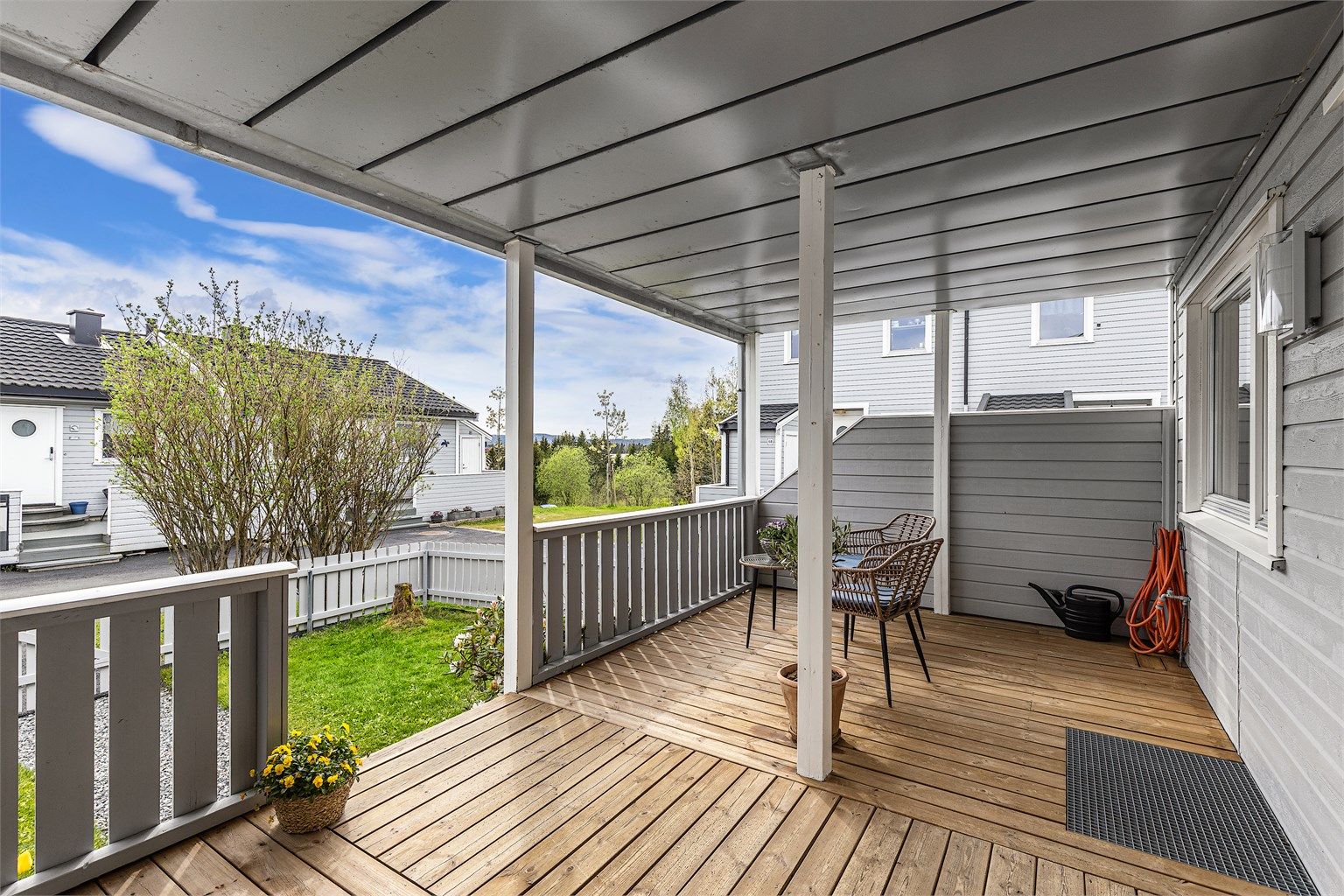 Ved inngangspartiet finner du en koselig, overbygget terrasse på 15 kvm med sydvendt beliggenhet.