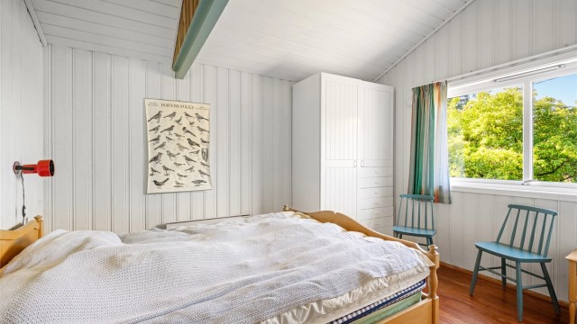 Hovedsoverommet har plass til dobbeltseng og garderobeskap.
