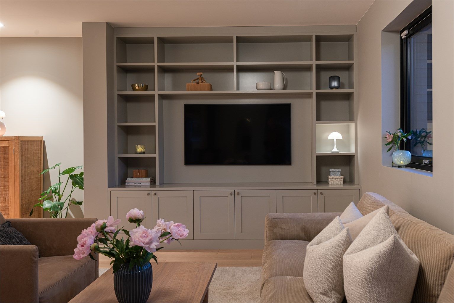 Stue i 2. etasje med plassbygd innredning.