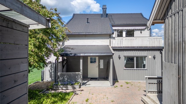 Overbygget inngangsparti til 1. etasje