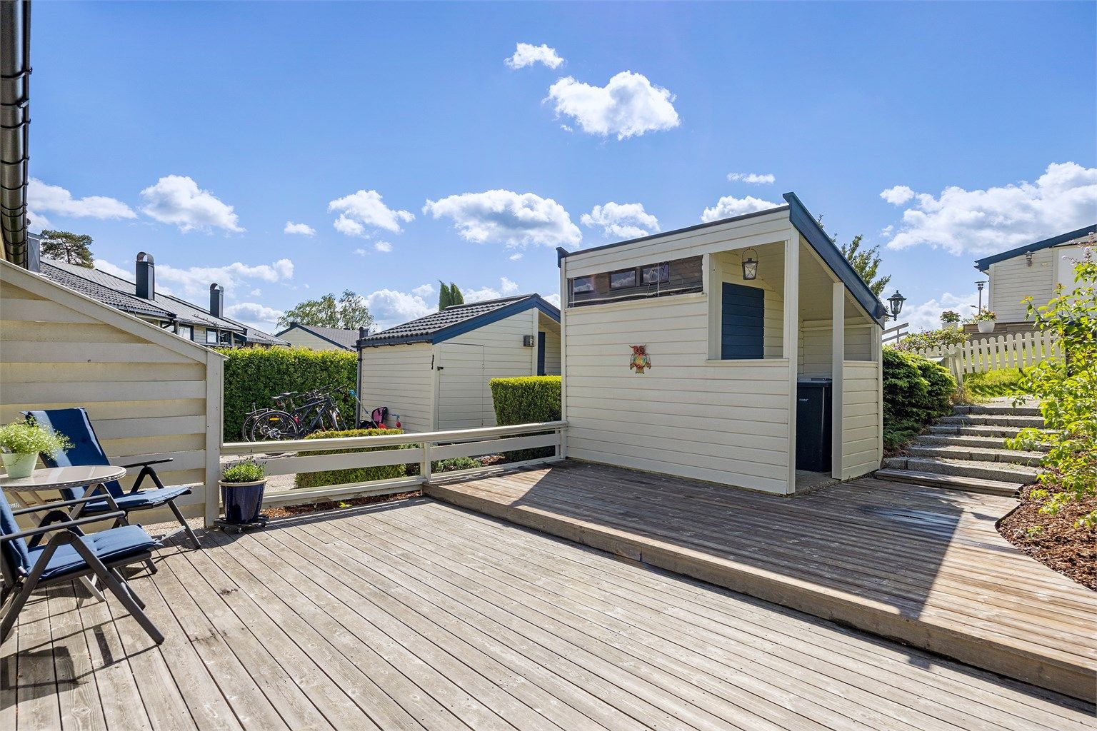 Romslig inngangsparti/uteplass med frittstående utebod på ca. 4 kvm.