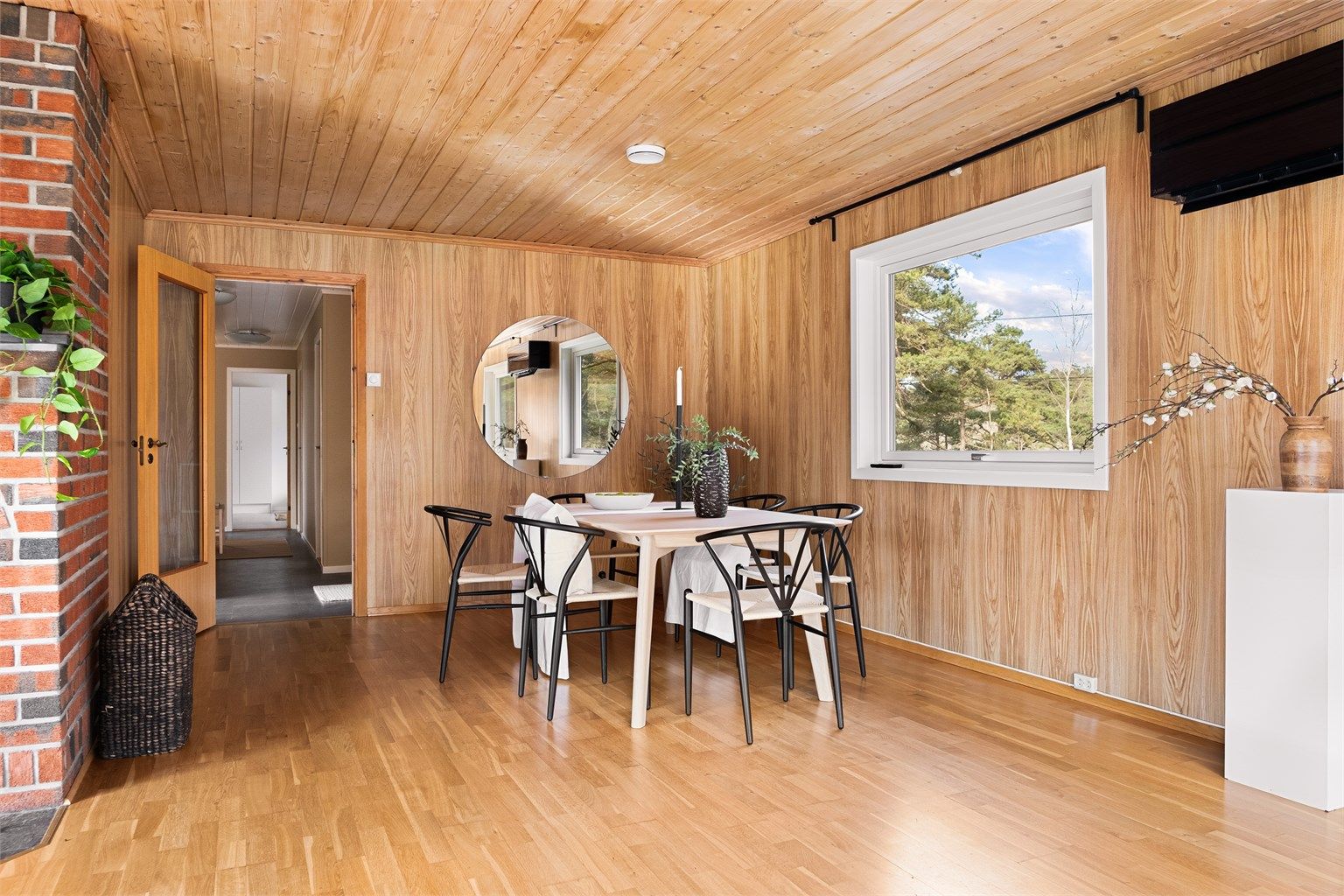 Balansert ventilasjon ble i 2018 installert i begge etasjer. Luft-luft varmepumpe er også installert i nyere tid, innvendig del i stuen.