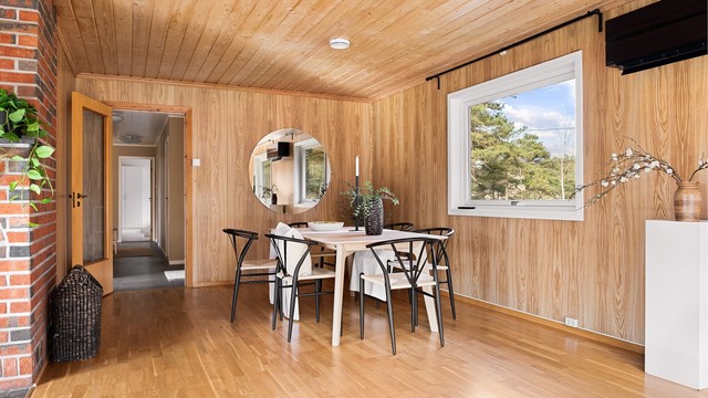 Balansert ventilasjon ble i 2018 installert i begge etasjer. Luft-luft varmepumpe er også installert i nyere tid, innvendig del i stuen.