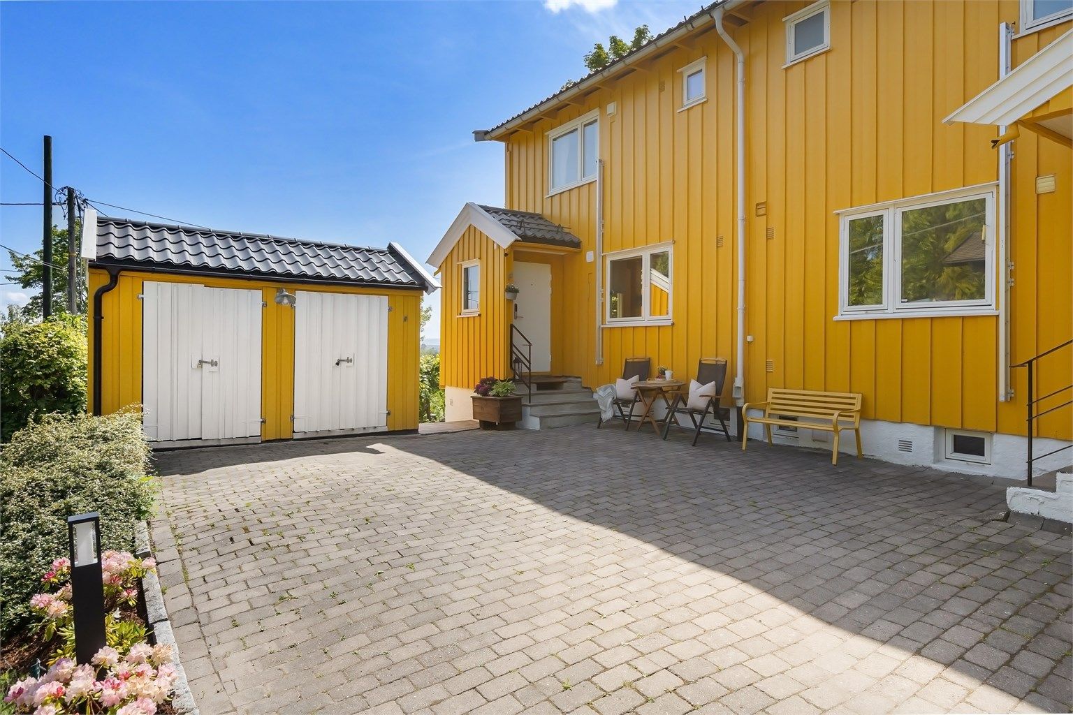 Hyggelig inngangsparti med egen sykkelbod like ved. Hele boligen er malt utvendig i 2024.