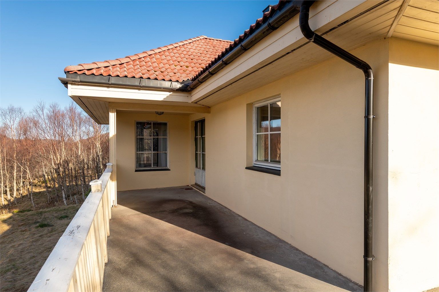 Terrasse med støpt dekke foran deler av boligen