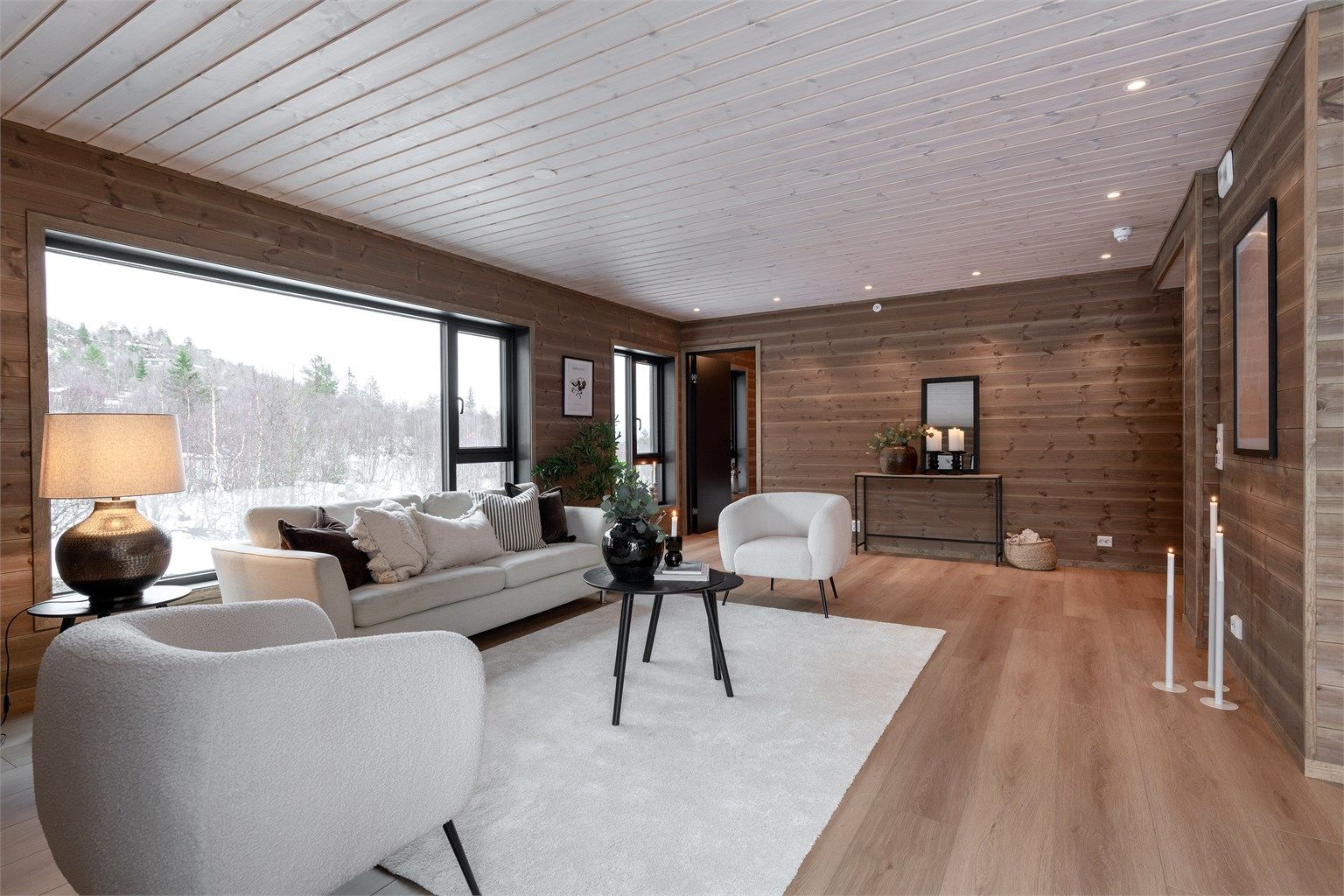 Store vindusflater som gir godt med naturlig lysinnslipp på stuen