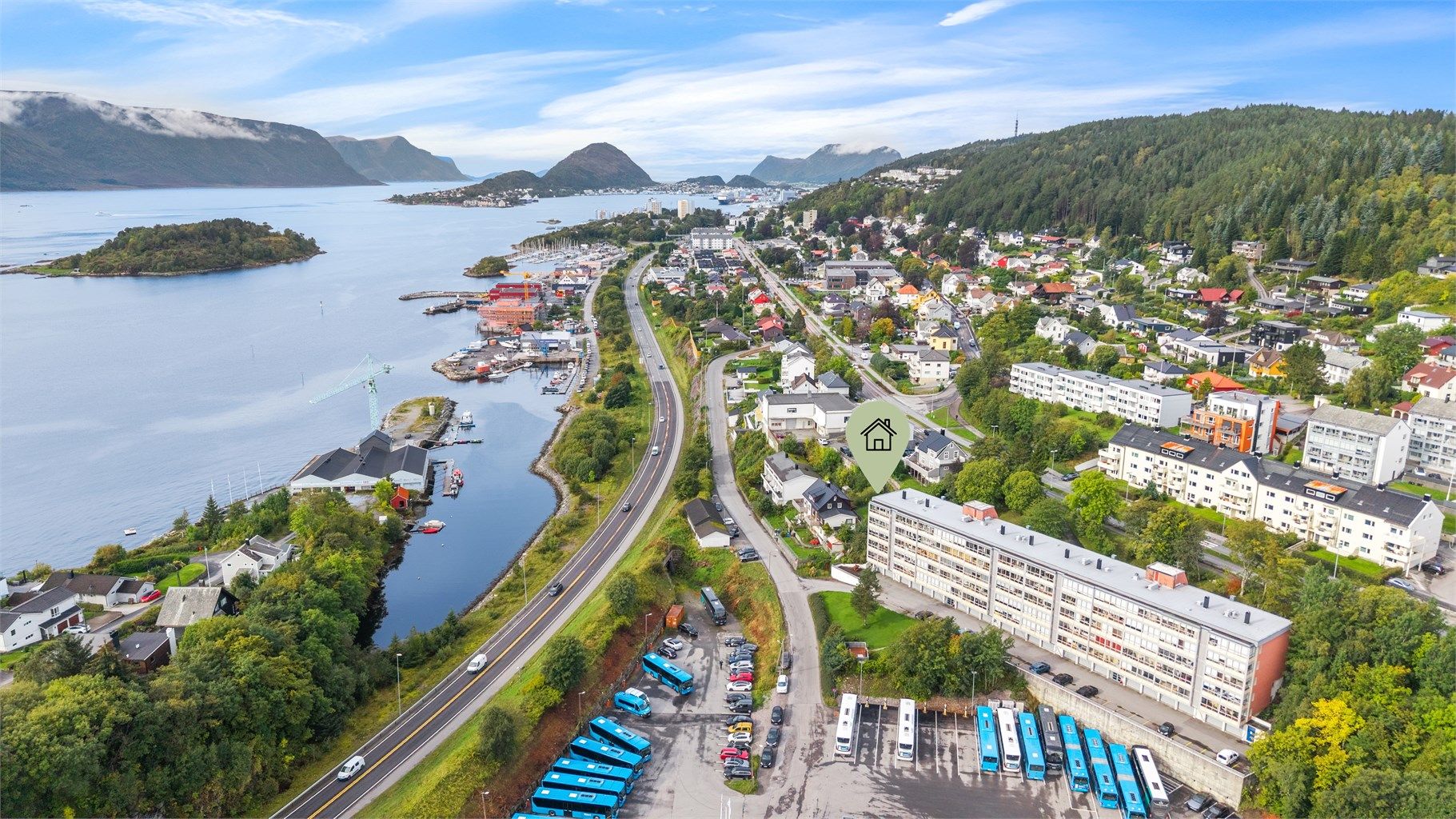 Dronebiilde tatt fra øst mot vest
