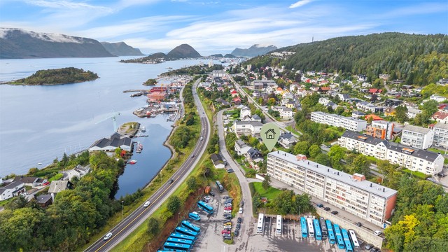Dronebiilde tatt fra øst mot vest