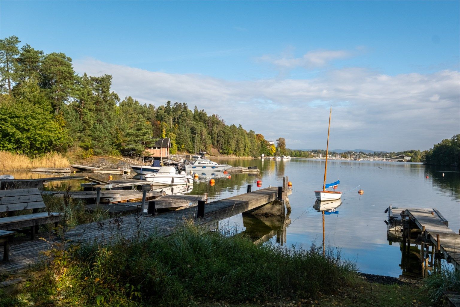 Kort vei til sjøen med båtbrygger, badeplasser og idylliske kyststier