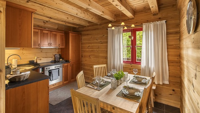 Spiseplassen er praktisk plassert i tilknytning til kjøkkenet.