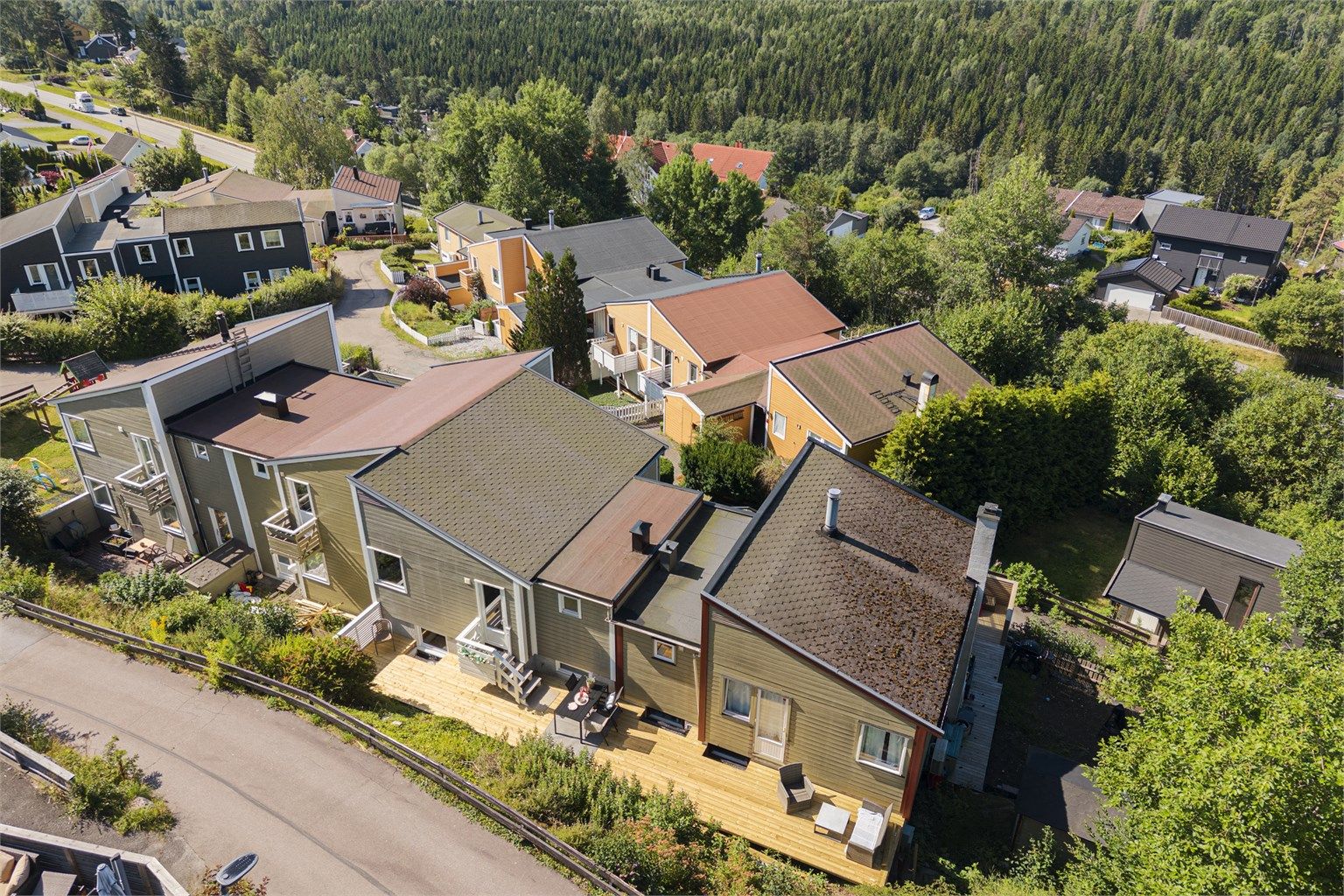 Rekkehuset ligger i et veletablert og attraktivt boligområde på Langhus.