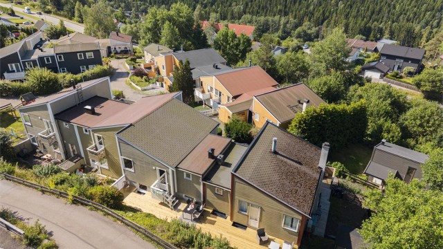 Rekkehuset ligger i et veletablert og attraktivt boligområde på Langhus.