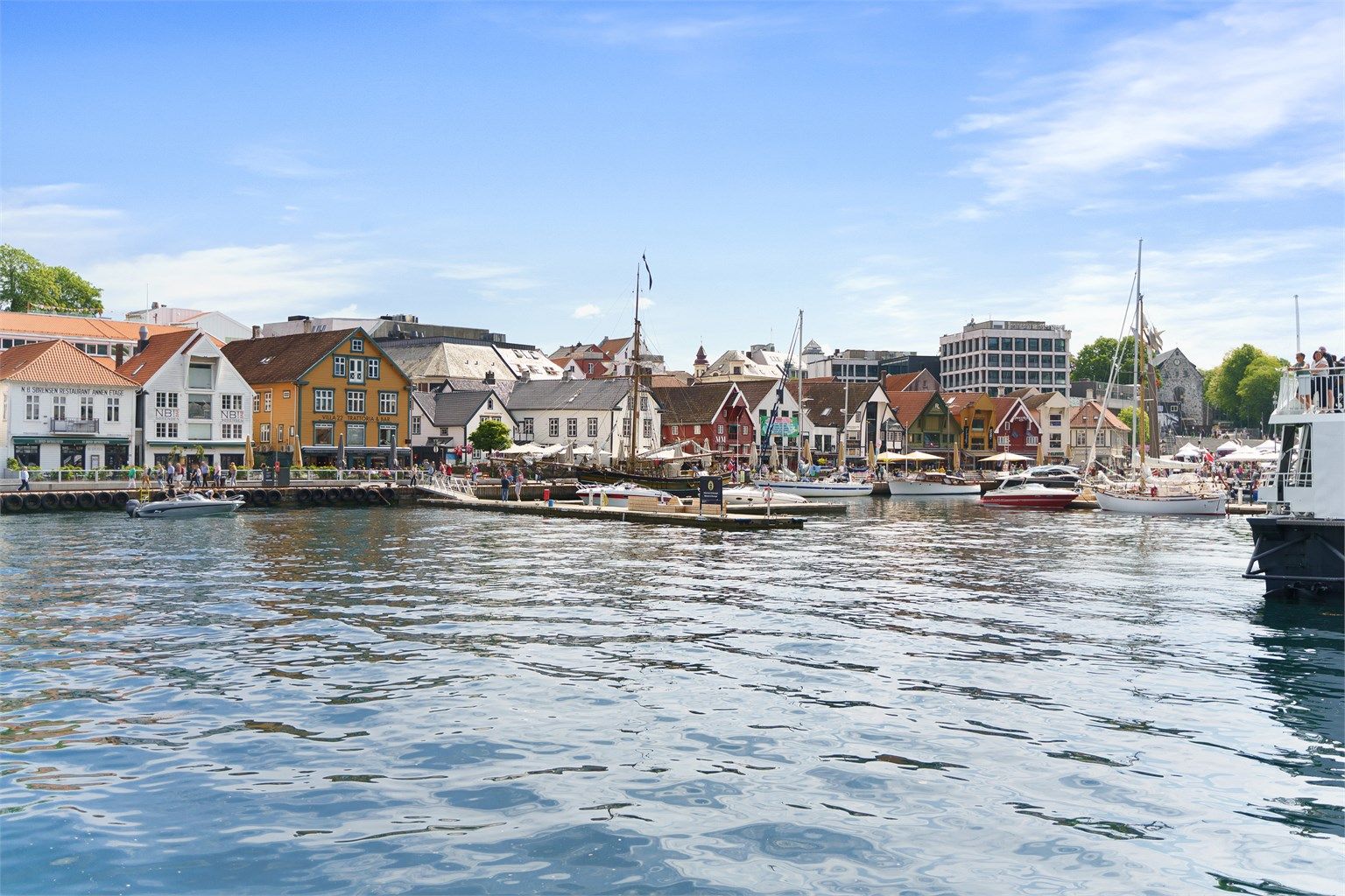 Like utenfor døren har du rikelig med servicetilbud som dagligvarebutikker, shopping, restauranter, treningssentre m.m. Kort vei ned til vågen i Stavanger 