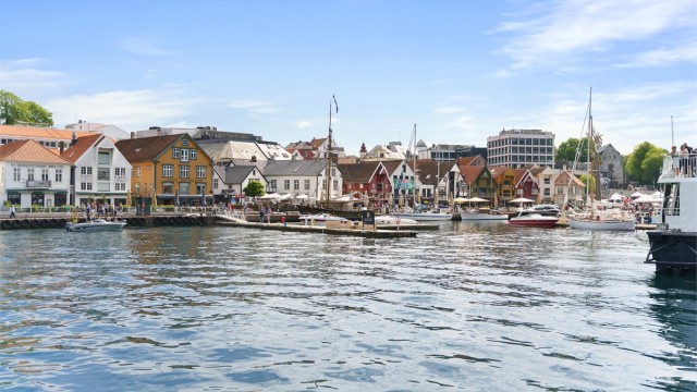 Like utenfor døren har du rikelig med servicetilbud som dagligvarebutikker, shopping, restauranter, treningssentre m.m. Kort vei ned til vågen i Stavanger