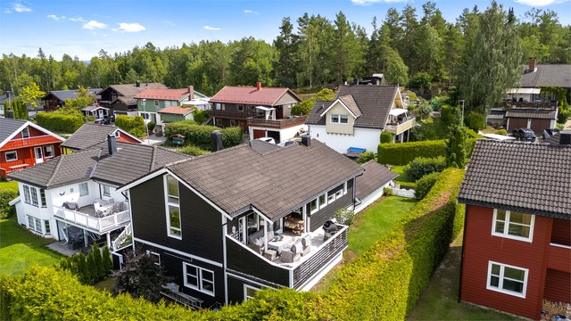 Boligen ligger i et etablert og rolig eneboligområde.