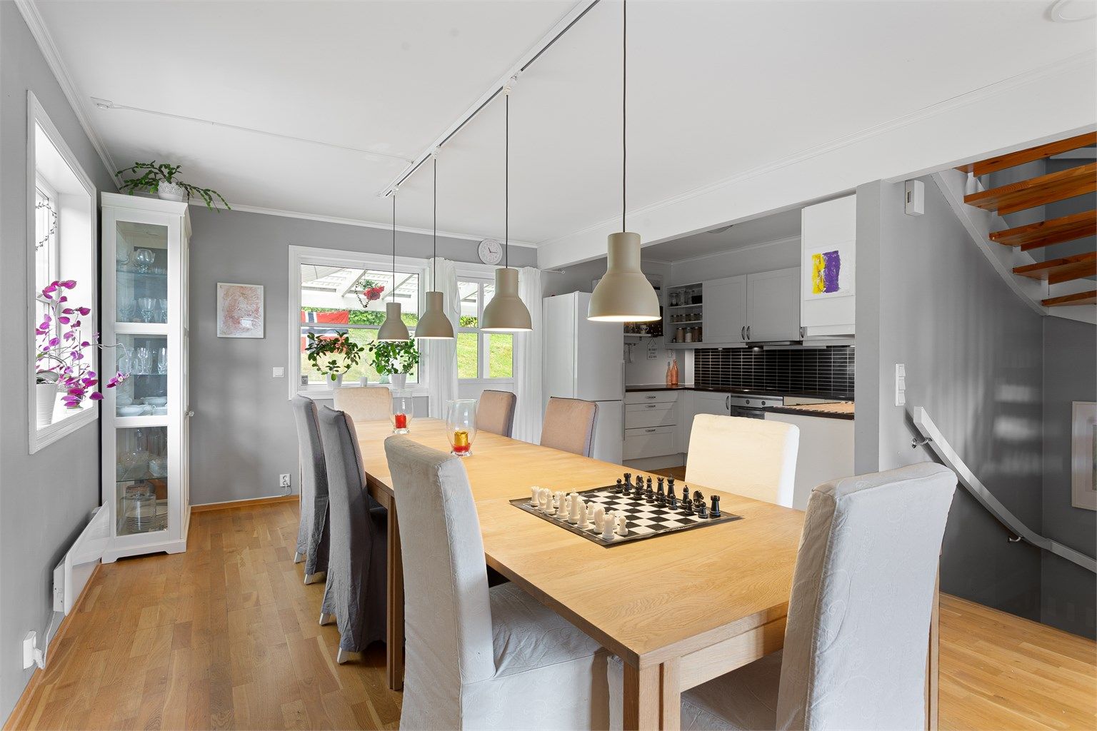 Spisestuen har god plass til langbord for hyggelige sammenkomster.