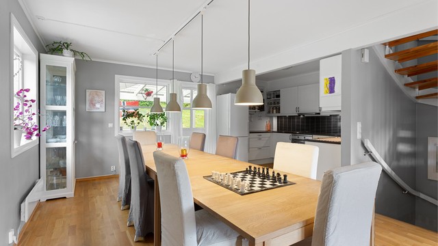 Spisestuen har god plass til langbord for hyggelige sammenkomster.