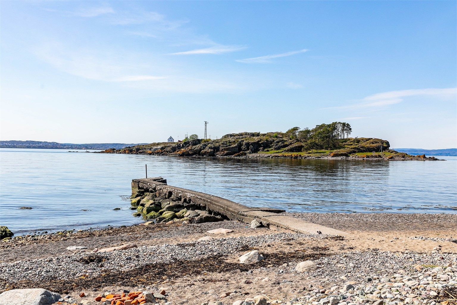 Nærhet til sjøen er et stort pluss spesielt sommerstid. Rundt på øya er det flust av bademuligheter.