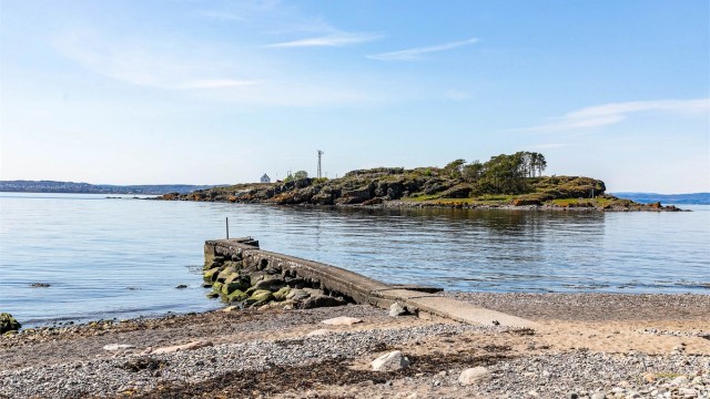 Nærhet til sjøen er et stort pluss spesielt sommerstid. Rundt på øya er det flust av bademuligheter.