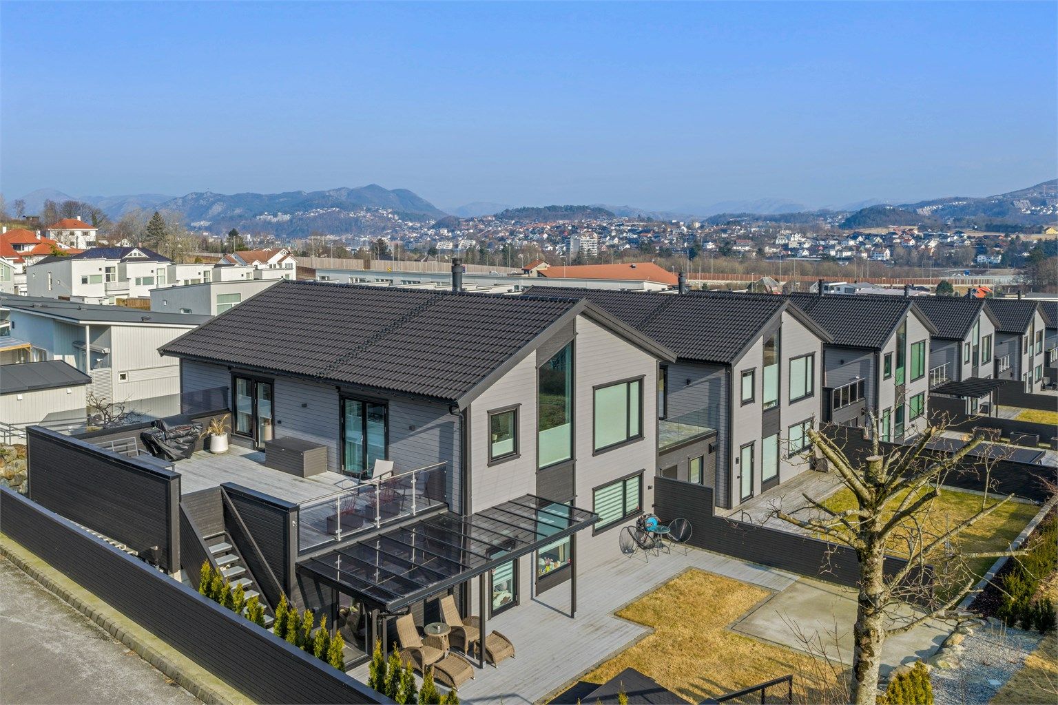 Velkommen til Sandvedøygarden 12, en nyere og innholdsrik enebolig med meget attraktiv/barnevennlig plassering.  Krogsveen Sandnes, ved Tom Christer Hovde, ønsker velkommen til visning.
Foto: Martin Nordbø