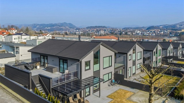 Velkommen til Sandvedøygarden 12, en nyere og innholdsrik enebolig med meget attraktiv/barnevennlig plassering. Krogsveen Sandnes, ved Tom Christer Hovde, ønsker velkommen til visning.
Foto: Martin Nordbø