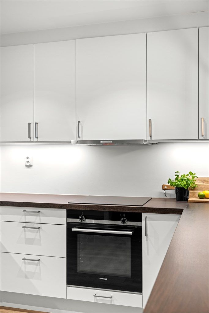 Kjøkkenet er utstyrt med stekeovn, nedfelt induksjonstopp og ventilator.