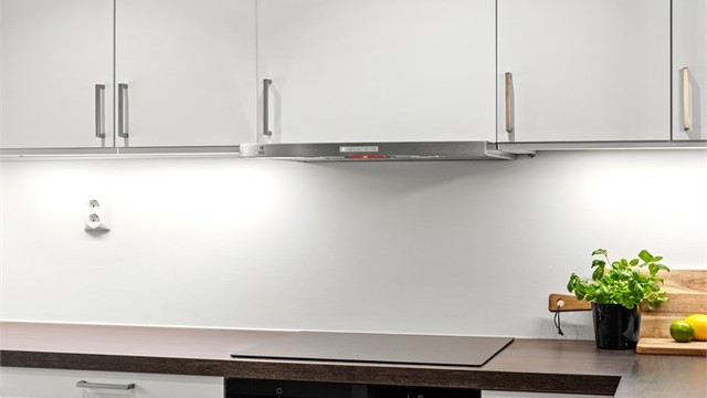 Kjøkkenet er utstyrt med stekeovn, nedfelt induksjonstopp og ventilator.