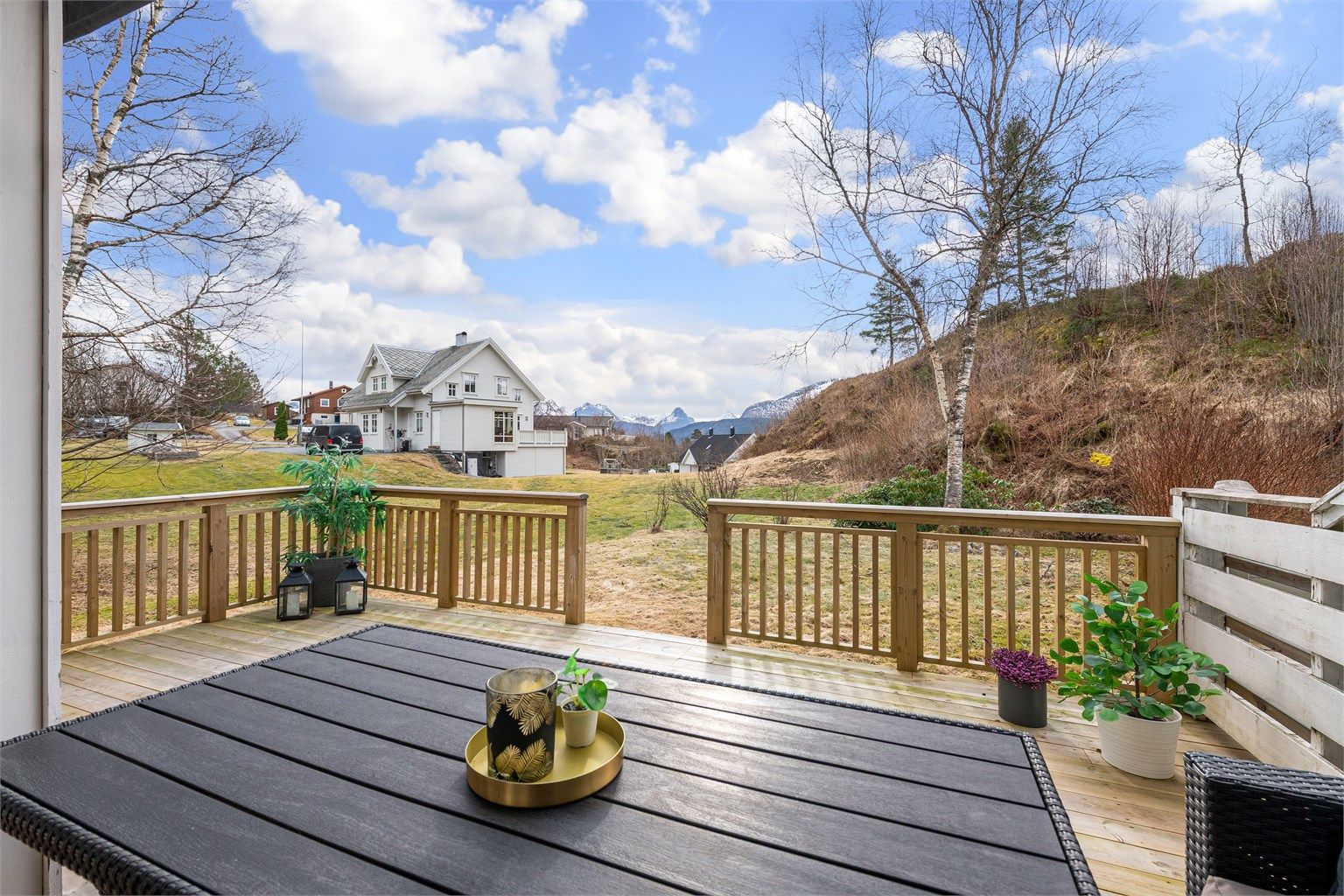 Herfra har man tilgang til hagen og en fin utsikt over landlige omgivelser.